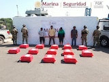 Aseguramiento de presunta cocaína frente a las costas de Chiapas.