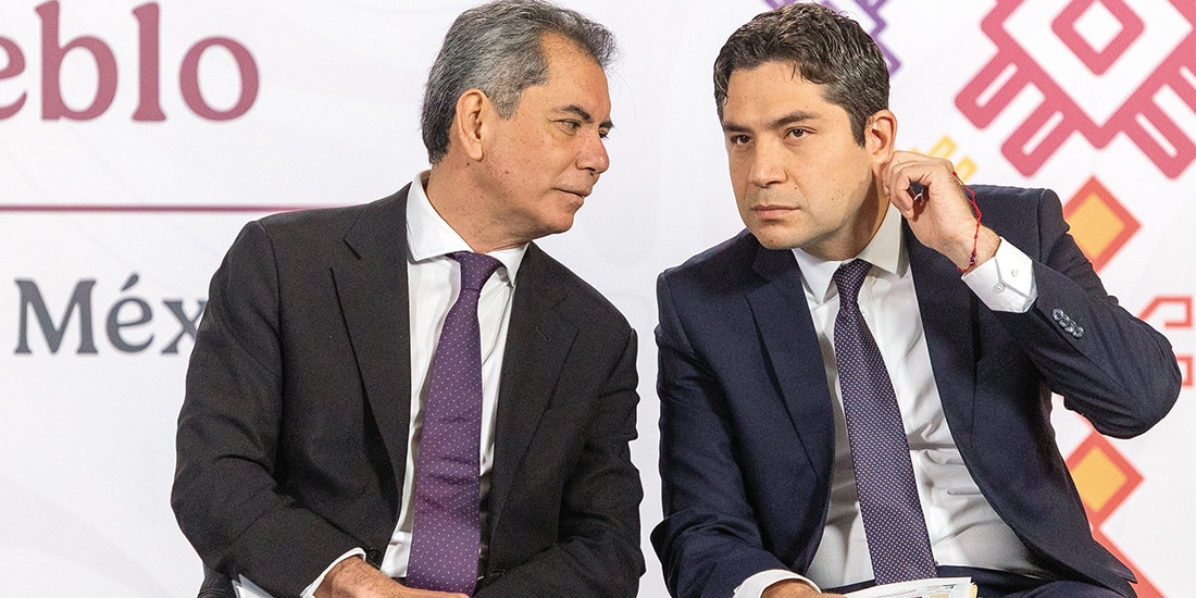 El secretario de Hacienda, Edgar Amador y el jefe del SAT, Antonio Martínez, ayer.