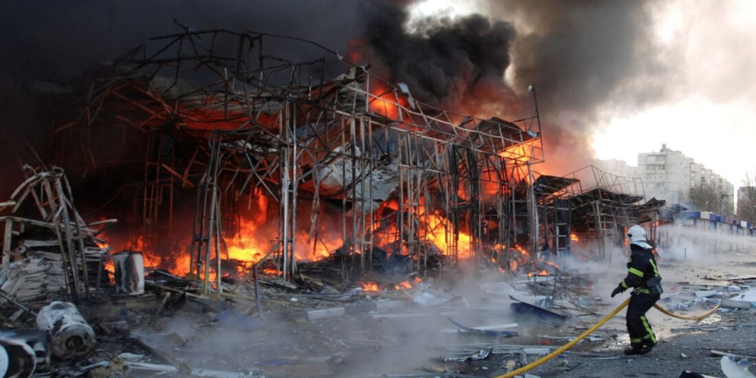 Un bombero intenta apagar el fuego tras un ataque ruso en un edificio en Jarkov.