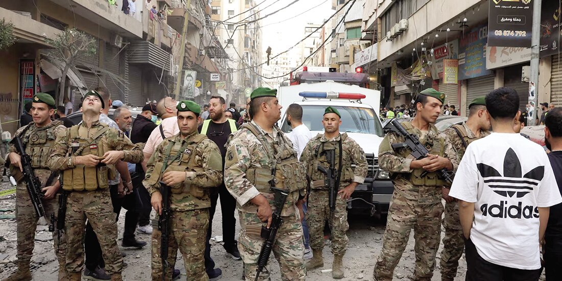 Miembros del ejército libanés cerca del lugar de un ataque israelí, ayer