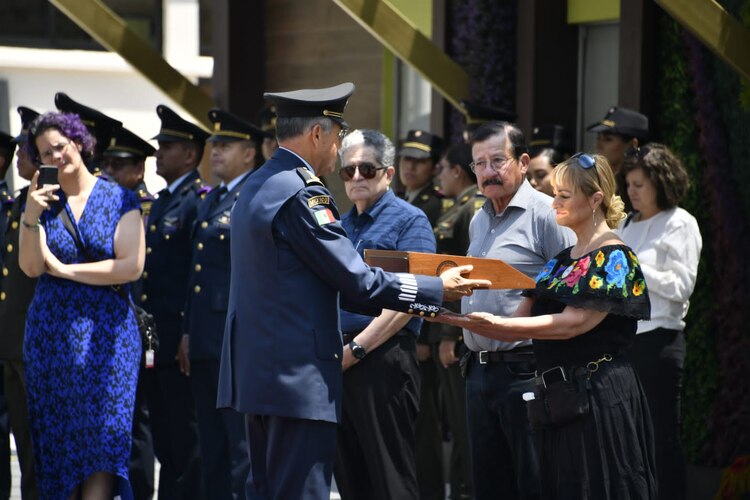 Ceremonia de honores fúnebres para el capitán Luis Guzmán Reveles.
