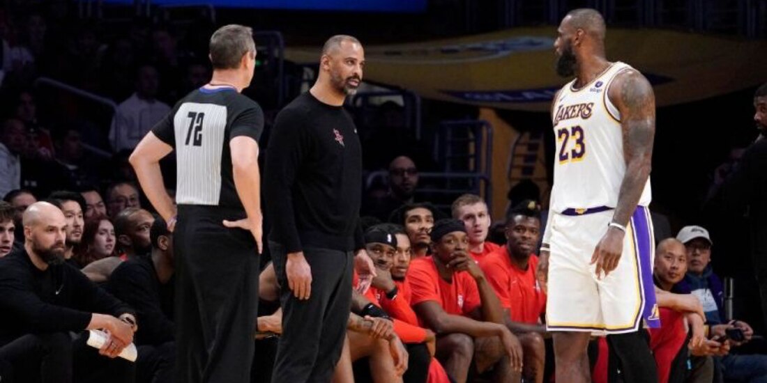 LeBron James e Ime Udoka, head coach de los Houston Rockets se enfrascan en discusión