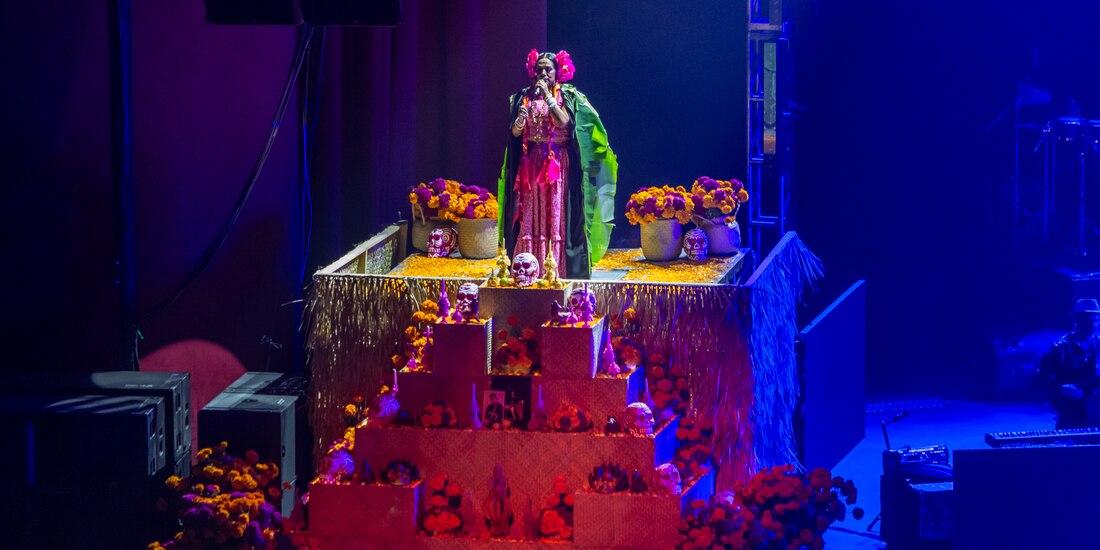 Lila Downs, la noche de ayer
al aparecer en el escenario. Con este altar recordó a su esposo Paul.