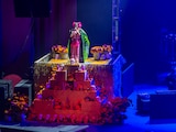 Lila Downs, la noche de ayer
al aparecer en el escenario. Con este altar recordó a su esposo Paul.