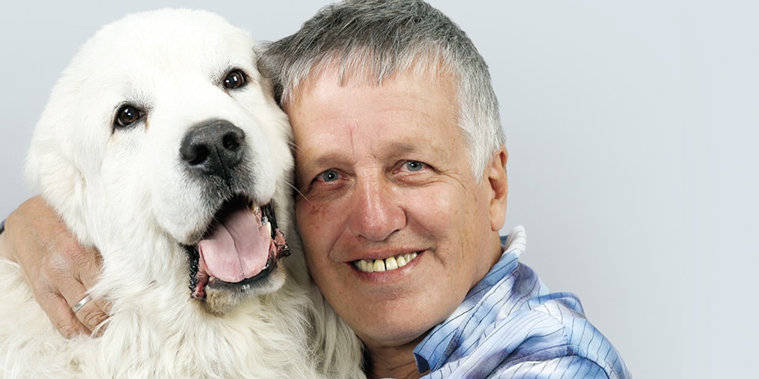 Xavier Velasco posa con su amada mascota