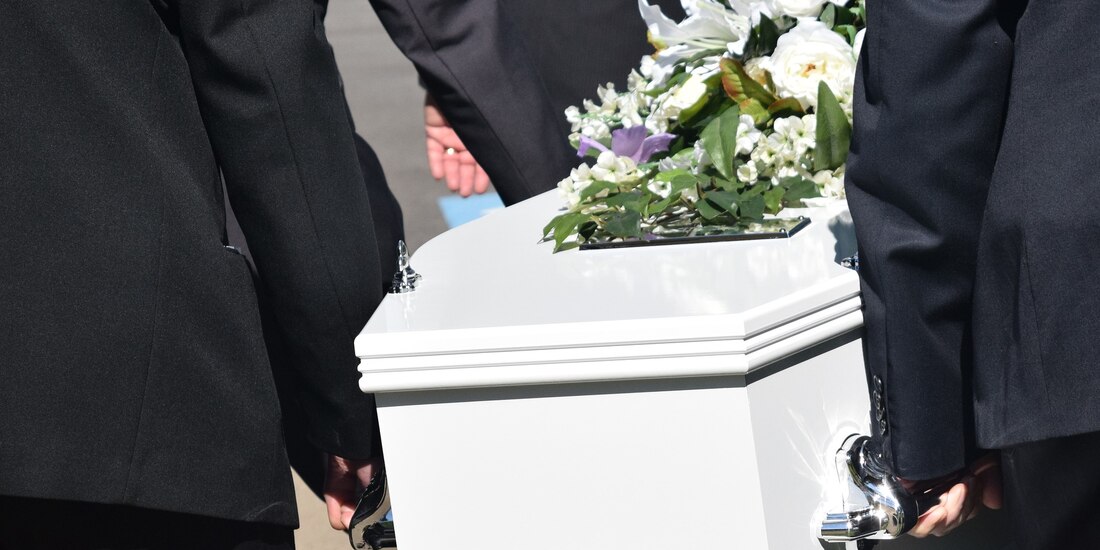 Mujer "revive" y golpea ataúd antes de ser enterrada.