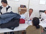 Personal médico del Estado de México durante la jornada de salud instalada ayer en Chalco.