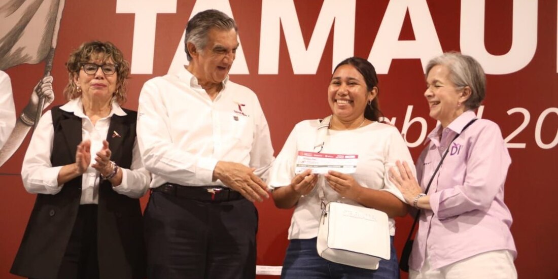 El gobernador de Tamaulipas, Américo Villarreal, durante la entrega de apoyos