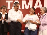 El gobernador de Tamaulipas, Américo Villarreal, durante la entrega de apoyos