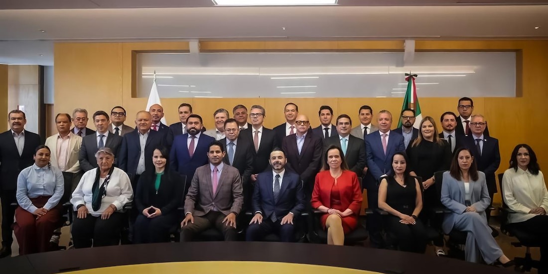 Funcionarios de diversos niveles.