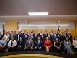 Funcionarios de diversos niveles.