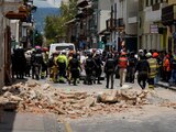 Equipos del rescate atienden a víctimas del sismo en Ecuador.