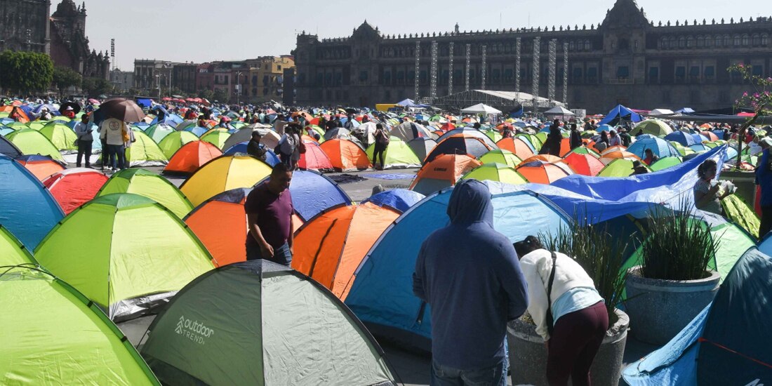 Profesores de la CNTE se instalaron frente a Palacio Nacional, ayer.