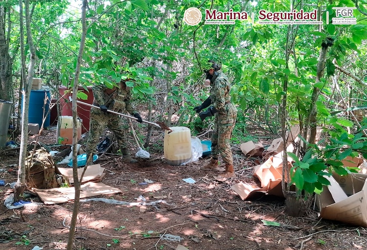 Elementos de la Secretaría de Marina localizaron y destruyeron un laboratorio clandestino en Culiacán, Sinaloa, donde aseguraron alrededor de 300 litros de sustancias químicas para elaborar metanfetamina.