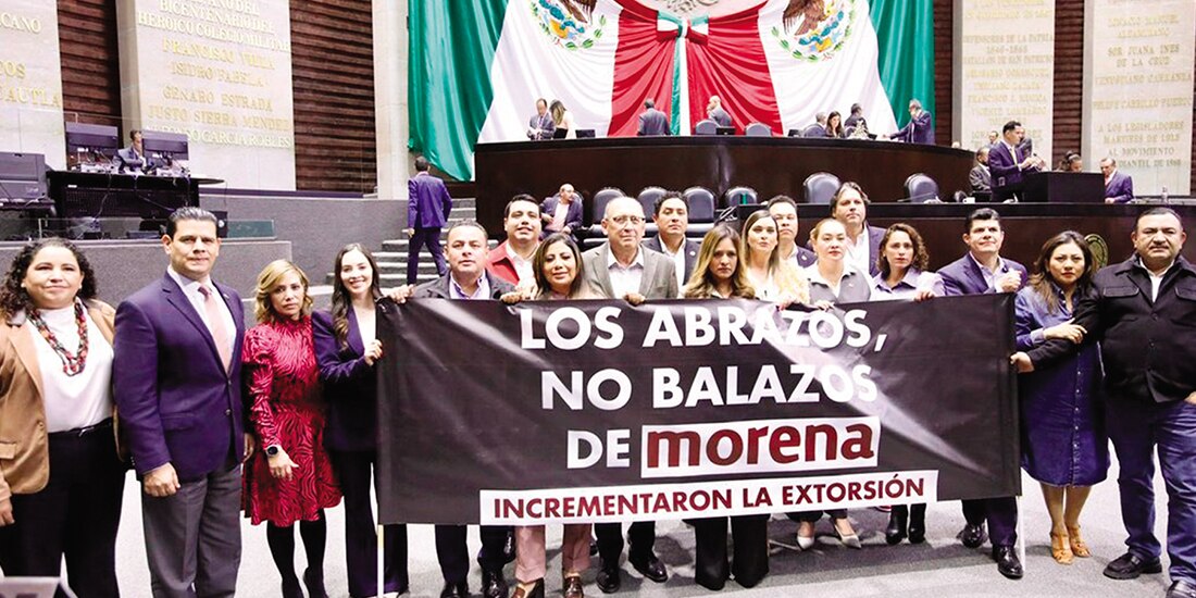 Diputados del PRI muestran en San Lázaro una lona contra Morena, ayer.