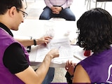 Personal del IECM revisa documentos, en una fotografía ilustrativa.