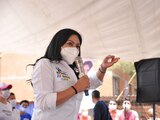 La candidata de "Va por el Estado de México", Karla Fiesco, en un acto de campaña.