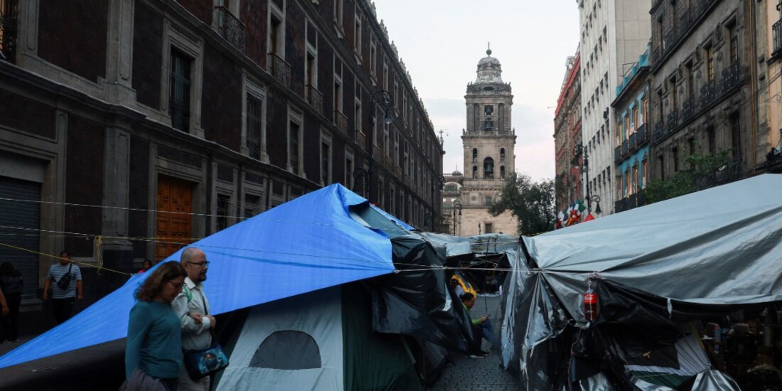 Maestros de la CNTE instalados en el Zócalo de CDMX