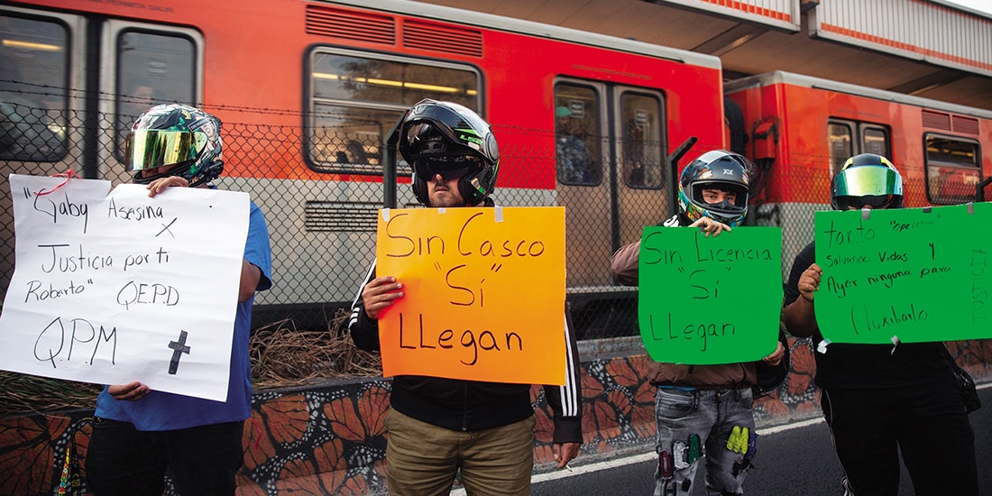 Repartidores en moto protestan por el atropellamiento de Roberto Hernández, el pasado 5 de enero.