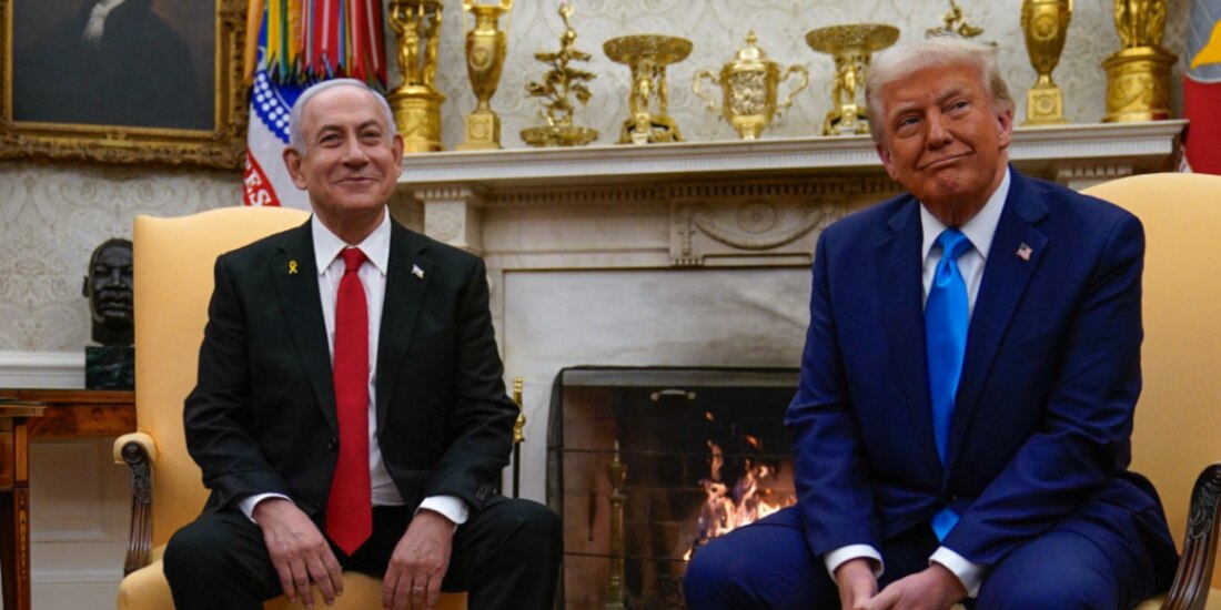 El presidente de EU, Donald Trump (der.), y el premier israelí, Benjamin Netanyahu, posan ayer ante las cámaras tras su encuentro en la Casa Blanca.