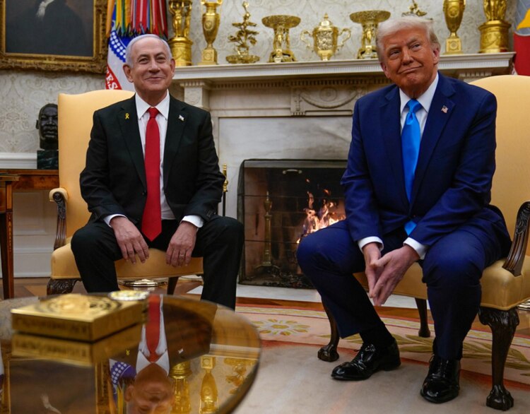 El presidente de EU, Donald Trump (der.), y el premier israelí, Benjamin Netanyahu, después de su encuentro en la Casa Blanca.