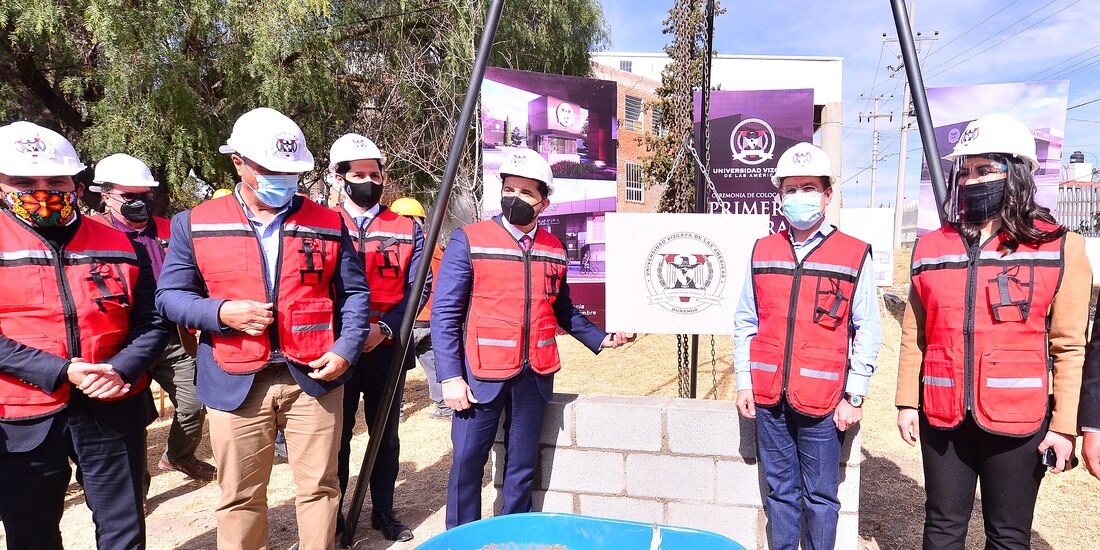 Autoridades del plantel y el mandatario estatal José Rosas Aispuro (de lentes) colocan la primera piedra de la obra, ayer.