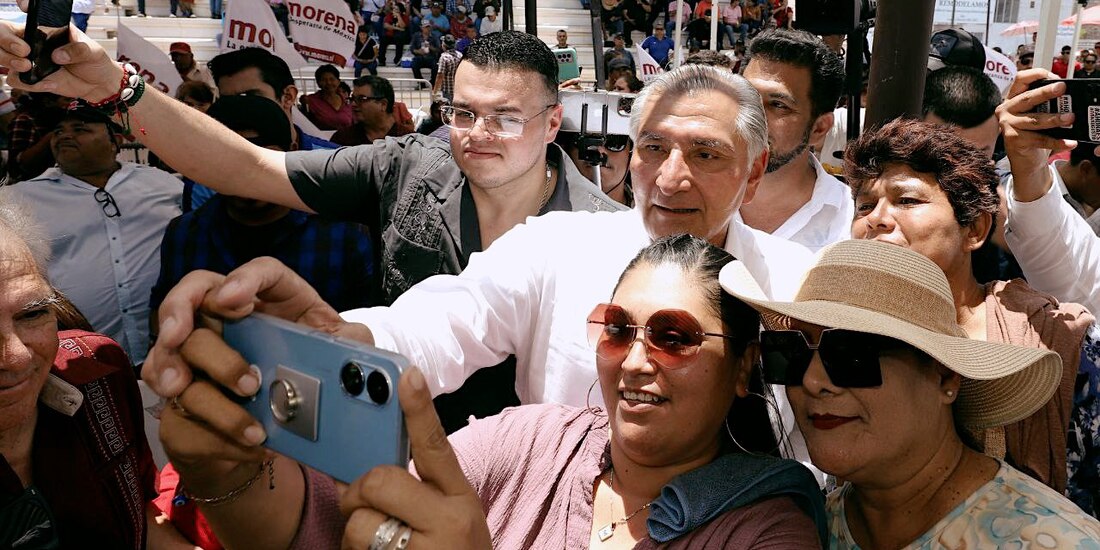 Adán Augusto López (camisa blanca), ayer.