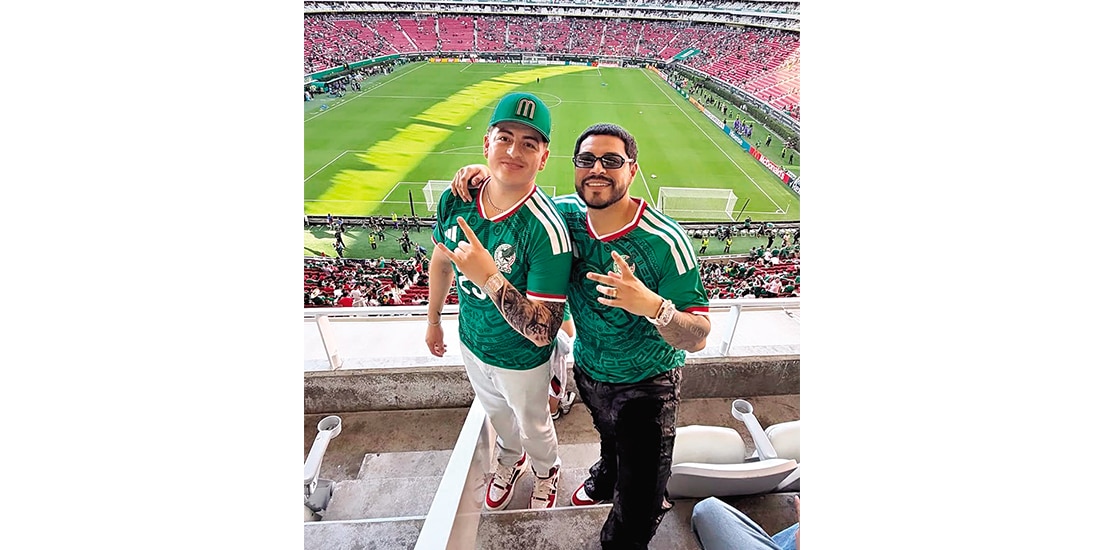EDUIN CAZ posando feliz en el
Estadio Akron en Guadalajara