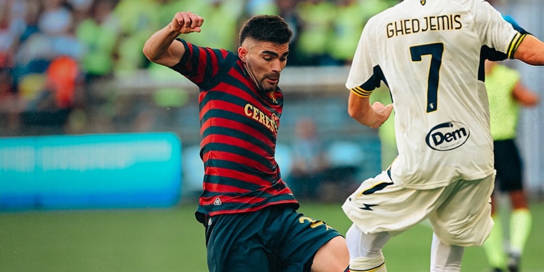 Johan Vásquez en un partido de Genoa en Italia