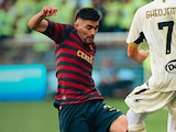 Johan Vásquez en un partido de Genoa en Italia