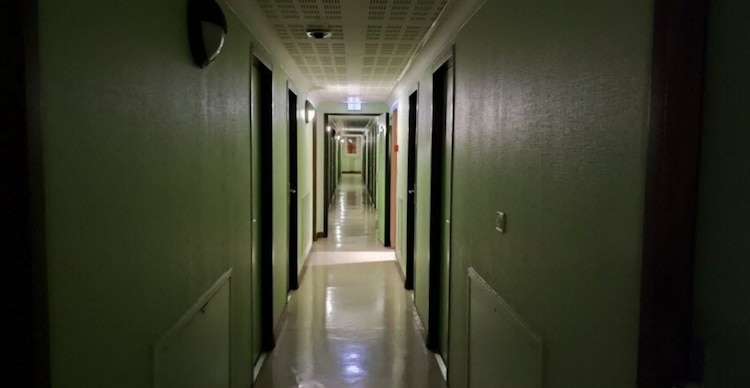 Pasillo que conduce a la habitación de Narumi Kurosaki