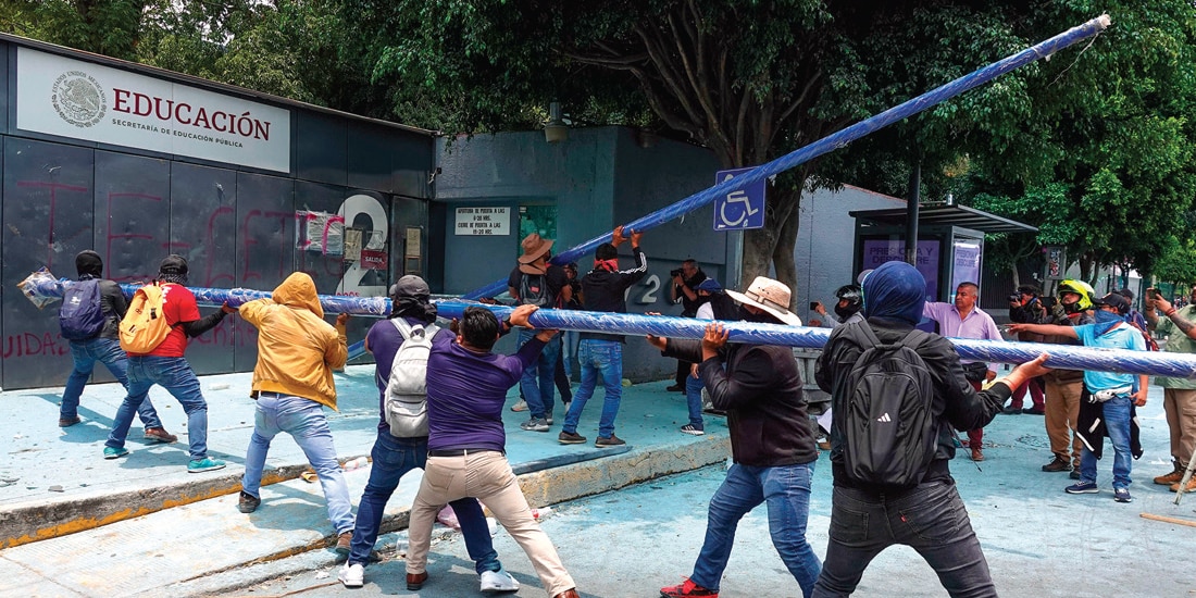 MAESTROS, ayer, vandalizan oficinas de la SEP.