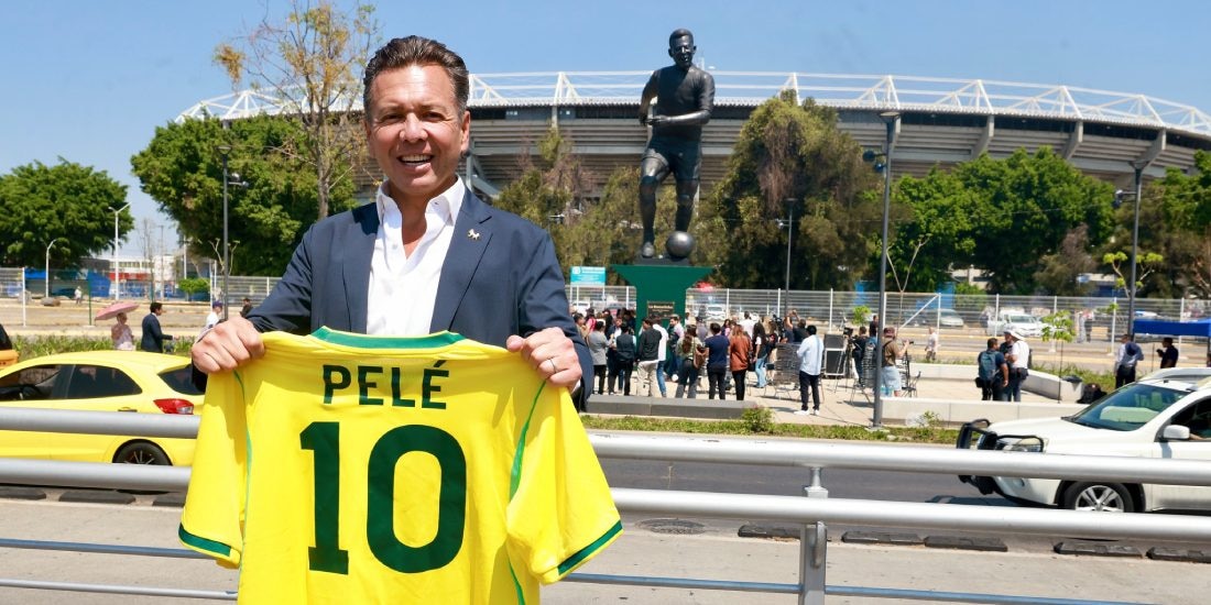 Pablo Lemus inaugura la escultura monumental ‘La Canarihna’ frente al Estadio Jalisco.