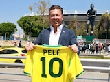 Pablo Lemus inaugura la escultura monumental ‘La Canarihna’ frente al Estadio Jalisco.