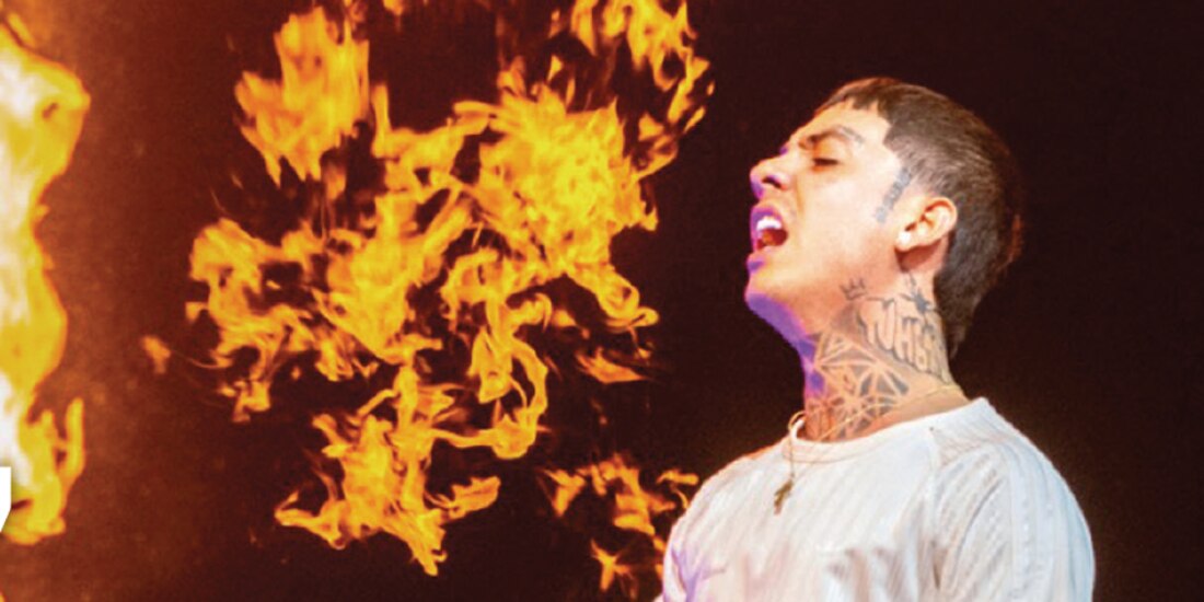 Natanael Cano, en un concierto. Ha sido criticado por mencionar a El Mencho en sus shows.