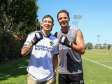 Brandon Moreno y Javier "Chicharito" Hernández convivieron en el entrenamiento del LA Galaxy.
