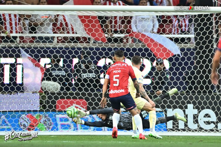 Luis Ángel Malagón, portero del América, en una de sus atajadas ante las Chivas en la semifinal de ida del Clausura 2023 de la Liga MX