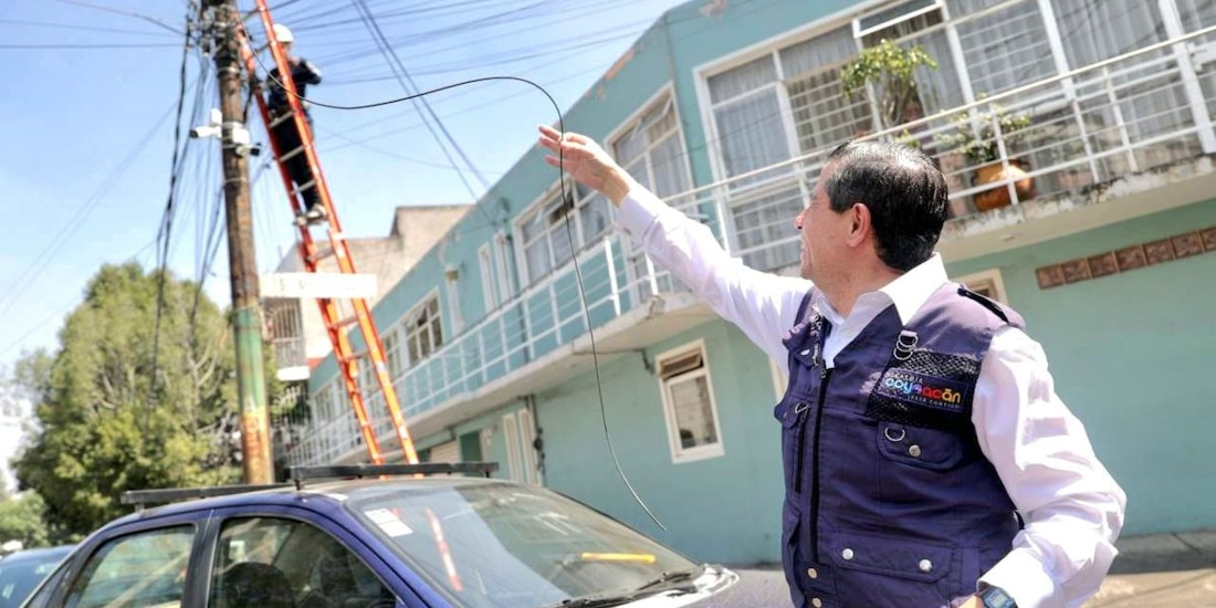 Retiran 63 toneladas de cableado aéreo en desuso en Coyoacán.