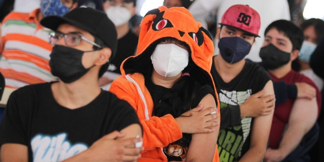 Jóvenes de 18 a 29 años acudieron disfrazados a recibir su vacuna contra COVID-19