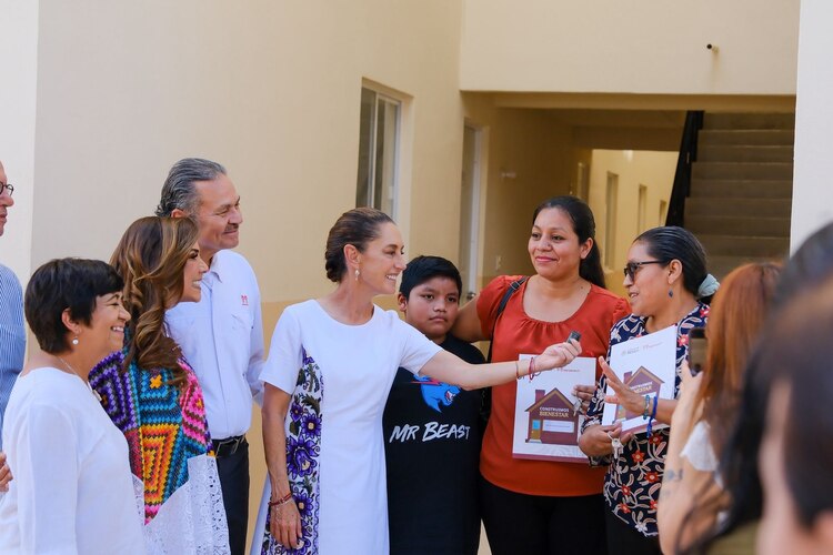 La Presidenta Claudia Sheinbaum entrega las llaves de una de las 225 nuevas viviendas del programa Vivienda para el Bienestar en Playa del Carmen.