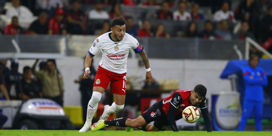 Alexis Vega conduce el esférico en el clásico tapatío entre Chivas y Atlas, el pasado 1 de abril.