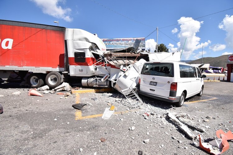 El tráiler que los embozados soltaron sin freno contra los agentes chocó con un puesto de comida y un vehículo.