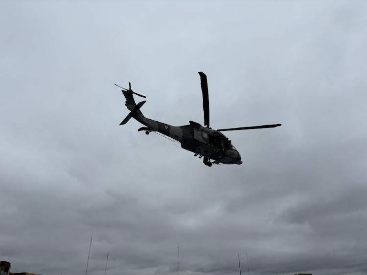 En la operación participan helicópteros UH-60 de la Fuerza Aérea.