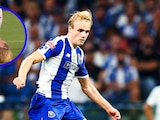 Victor Froholdt, compañero de Santiago Gimenez en el Porto, sufrió un terrible golpe en la mandíbula en el juego ante el Moreirense.