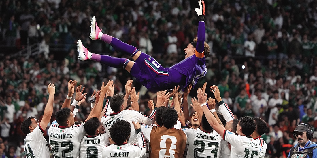 SELECCIONADOS homenajean a Memo Ochoa, ayer.