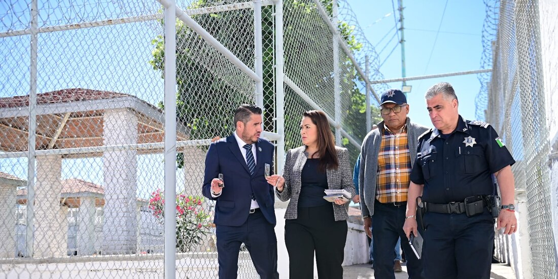 La Gobernadora Tere Jiménez con autoridades penitenciarias.