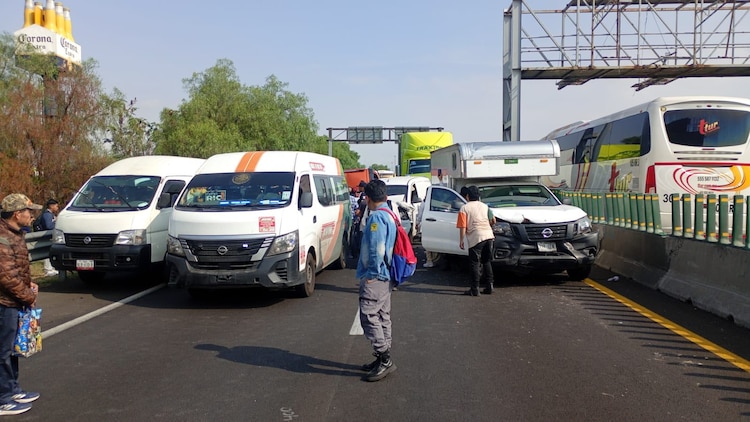 Alrededor de siete vehículos fueron embestidos por el tráiler.