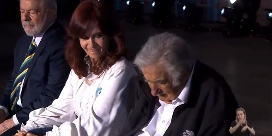 Pepe Mujica se quedó dormido durante el discurso del presidente de Argentina.