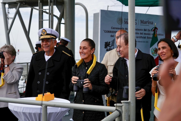Presidenta presencia el hundimiento del exbuque “Corrientes”, en la Bahía de San Carlos.