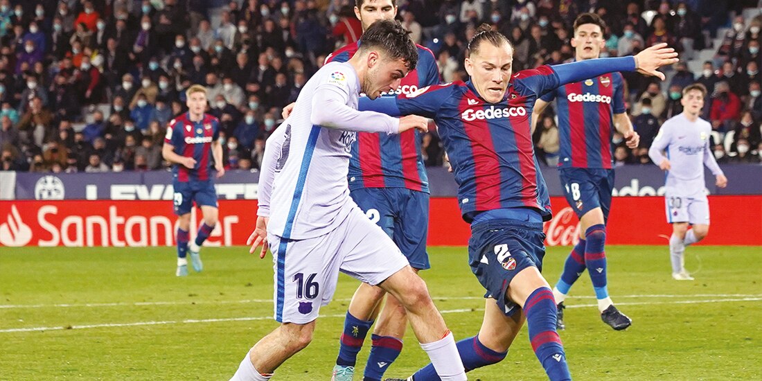 Pedri (morado) pelea un balón en el partido de ayer ante el Levante-